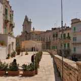 Individuiamo sulla sinistra una piccola scalinata. La rampa porta proprio sulle mura, dove � possibile scrutare corso Dante dall'alto. In lontananza avvistiamo la chiesa di Santa Maria Assunta, cattedrale della citt� e nostra prossima meta